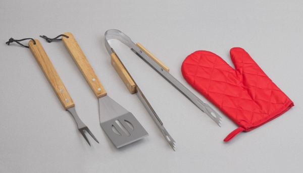 Фартук с приборами для барбекю "Шеф-повар", цвет черный интернет магазин karuselpodarkov.ru