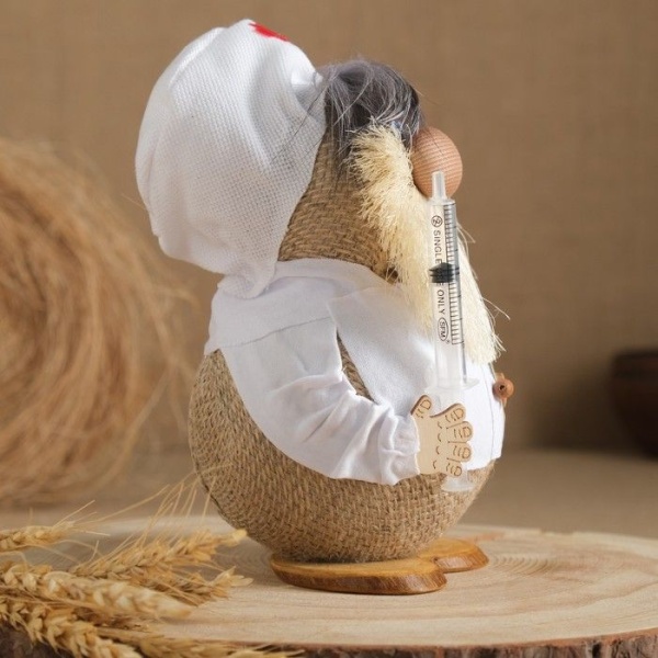 Оберег «Домовушка Доктор Пилюлькин», 21 см, микс интернет магазин karuselpodarkov.ru